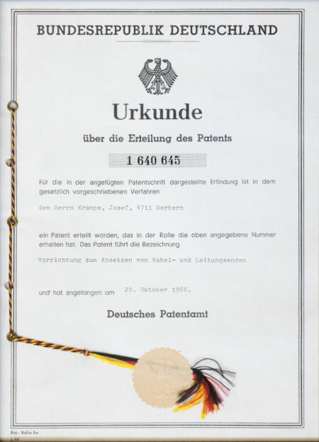 Josef Krampe erhält 1966 das Patent für das erste Kabelmesser.